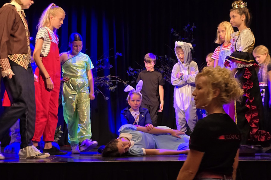 2025_Alice.im.Wunderland 16.jpg